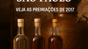 Alambique rústico com garrafas de cachaça premiadas e medalha sobre mesa de madeira — representação do Concurso Cachaça São Paulo.