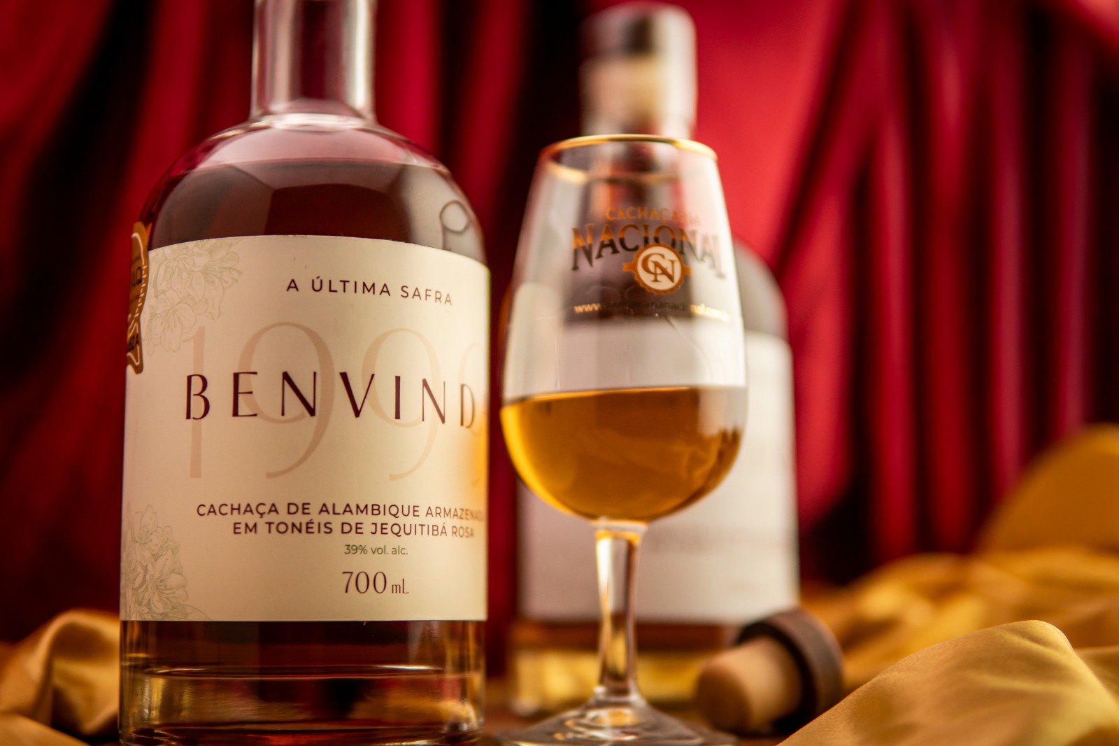 Garrafa da Cachaça Benvinda 22 anos e taça de degustação da Cachaçaria Nacional