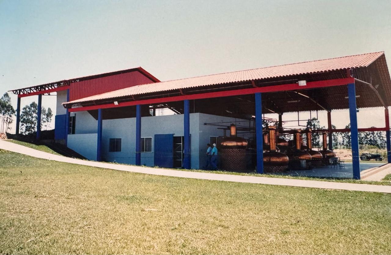 Vista lateral da antiga fábrica da Cachaça Benvinda em Patos de Minas com alambiques de cobre