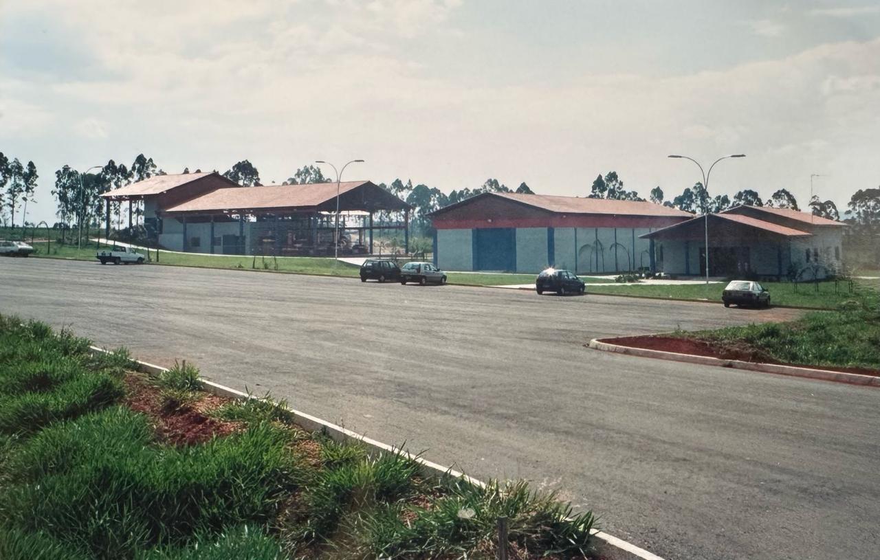 Vista geral da fábrica da Cachaça Benvinda e estacionamento em Patos de Minas